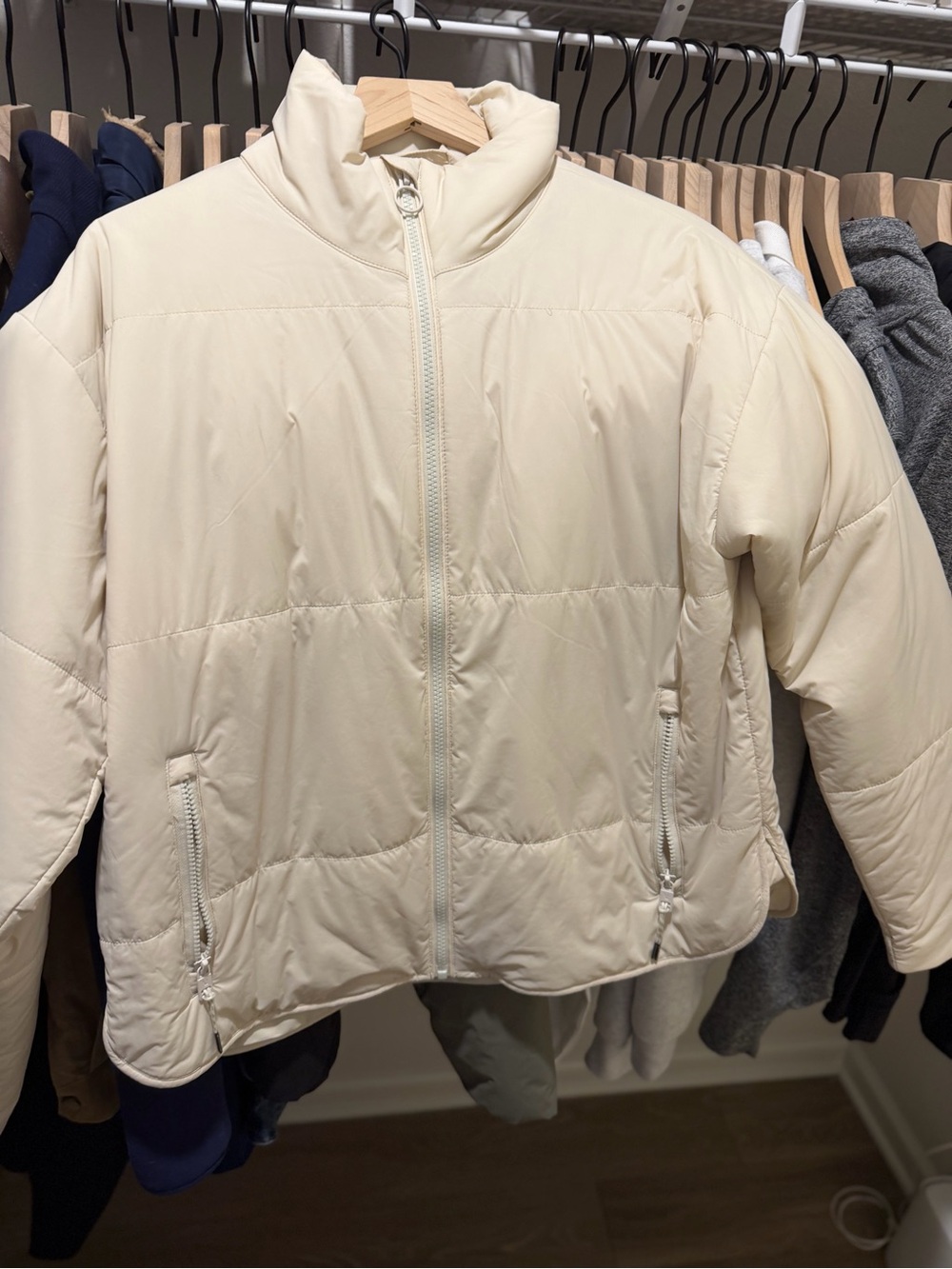 Vuori Women’s canyon Insulated Jacket, Off-White - Picture 6 of 7